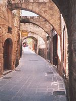 La ville médiévale de Rhodes. Ruelle de Rhodes. Cliquer pour agrandir l'image. La ville médiévale de Rhodes. Ruelle de Rhodes. Cliquer pour agrandir l'image.
