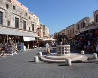 La ville médiévale de Rhodes. Place de l'archevêché à Rhodes. Cliquer pour agrandir l'image.