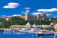 La ville médiévale de Rhodes. Vue sur le port de Rhodes. Cliquer pour agrandir l'image.