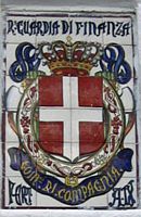 La ville moderne de Rhodes. Ancien écu des douanes italiennes à Rhodes. Cliquer pour agrandir l'image.
