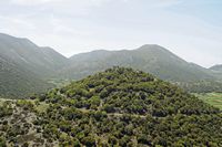 La ville de Sfakia en Crète. Tour de guet ottomane sur le plateau d'Askyfou. Cliquer pour agrandir l'image.