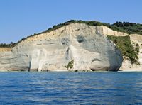La ville de Sidari sur l’île de Corfou. Falaise de grès (auteur Arnoldius). Cliquer pour agrandir l'image.