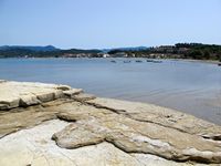 La ville de Sidari sur l’île de Corfou. La grande plage (auteur Kritsolina). Cliquer pour agrandir l'image.