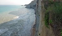 La ville de Sidari sur l’île de Corfou. La plage de Pérouladès (auteur Lucian Duma). Cliquer pour agrandir l'image.