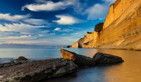 La ville de Sidari sur l’île de Corfou. Coucher de soleil sur la falaise de Loggas. Cliquer pour agrandir l'image.