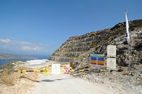La côte nord de la commune de Sitia en Crète. La carrière de gypse de Mochlos. Cliquer pour agrandir l'image.