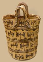La côte nord de la commune de Sitia en Crète. Vase en forme de panier daté de 1500 avant JC découvert à Psira (auteur Olaf Tausch). Cliquer pour agrandir l'image.