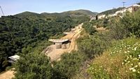 La côte nord de la commune de Sitia en Crète. Construction du viaduc de Chamézi en 2015 (auteur Jan M). Cliquer pour agrandir l'image.