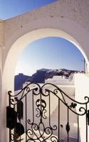 La ville de Thira à Santorin. Un portail. Cliquer pour agrandir l'image.