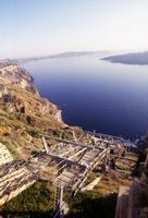 La ville de Thira à Santorin. Le téléphérique du vieux port. Cliquer pour agrandir l'image.