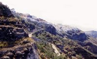La ville de Thira à Santorin. Le sentier muletier du vieux port. Cliquer pour agrandir l'image.