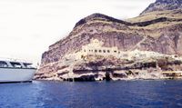 La ville de Thira à Santorin. Le vieux port. Cliquer pour agrandir l'image.