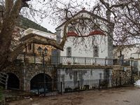 Le plateau du Lassithi en Crète. La fontaine et l'église de Psychro (auteur C. Messier). Cliquer pour agrandir l'image.