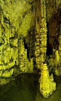 Le plateau du Lassithi en Crète. La grotte du Dicté. Cliquer pour agrandir l'image.