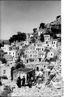 La ville de Viannos en Crète. Soldat allemand à Viannos en juin 1943 (auteur Karl Ottahal). Cliquer pour agrandir l'image.