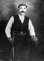 La ville de Viannos en Crète. Portrait du maquisard Manolis Bandouvas. Cliquer pour agrandir l'image.