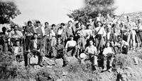 La ville de Viannos en Crète. Groupe de maquisards de Manolis Bandouvas. Cliquer pour agrandir l'image.