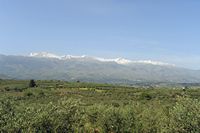 La ville de Vryssès en Crète. Les Montagnes Blanches vues depuis l'Apokoronas près de Vryses. Cliquer pour agrandir l'image.