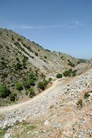La ville de Vryssès en Crète. Le ravin de Katres au sud de Vrysses. Cliquer pour agrandir l'image.