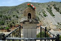 La ville de Vryssès en Crète. Un mémorial au bord du ravin de Katres. Cliquer pour agrandir l'image.