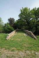 La ville de Vryssès en Crète. L'arche hellénique sur la rivière Boutakas. Cliquer pour agrandir l'image.