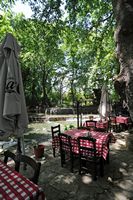 La ville de Vryssès en Crète. Taverne au confluent des rivières à Vryses. Cliquer pour agrandir l'image.