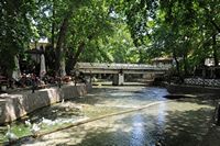 La ville de Vryssès en Crète. Taverne au confluent des rivières à Vryses. Cliquer pour agrandir l'image.