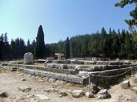 Les ruines du temple dorique d'Asclépios sur la troisième terrasse de l'Asclépiéion de Kos (auteur Paradasos). Cliquer pour agrandir l'image dans Flickr (nouvel onglet).