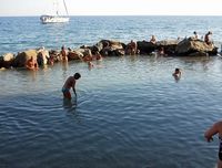 Le bassin de la source thermale d'Empros à Kos (auteur Cyberchemist). Cliquer pour agrandir l'image dans Flickr (nouvel onglet).