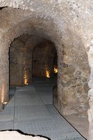 Galerie unter der Tribüne des Odeon von Kos (Autor reini68). Klicken, um das Bild in Flickr zu vergrößern (neue Nagelritze).