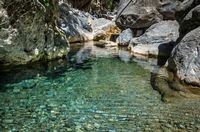 Les gorges de Samaria en Crète. Bassin d'eau à Vryssi (auteur Dag Nystuen). Cliquer pour agrandir l'image dans Panoramio (nouvel onglet).