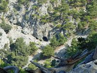 Le village d’Anopoli en Crète. La grotte de Kormokopos à Agios Ioannis (auteur Xaver Muster). Cliquer pour agrandir l'image dans Panoramio (nouvel onglet).