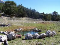 Le village d’Anopoli en Crète. Le plateau de Krousia à Agios Ioannis (auteur Hazo Gires). Cliquer pour agrandir l'image dans Panoramio (nouvel onglet).