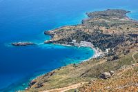 Le village d’Anopoli en Crète. Loutro et la presquîle de Mouri vus depuis le plateau d'Anopoli (auteur Der Neanderthaler). Cliquer pour agrandir l'image dans Panoramio (nouvel onglet).