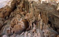 Le village d'Assimi en Crète. La grotte d'Avakospilios (auteur Manos Spyridakis). Cliquer pour agrandir l'image dans Panoramio (nouvel onglet).