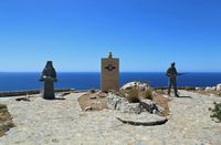 Le village d’Assomatos en Crète. Le mémorial de la Résistance de Moni Preveli (auteur Harald Kellner). Cliquer pour agrandir l'image dans Panoramio (nouvel onglet).