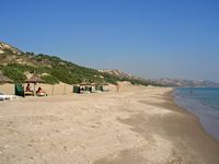 La plage d'Exotic Beach sur le golfe de Kéfalos sur l'île de Kos (auteur René Ramón). Cliquer pour agrandir l'image dans Panoramio (nouvel onglet).