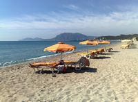 La plage de Banana Beach sur le golfe de Kéfalos sur l'île de Kos (auteur Piuma). Cliquer pour agrandir l'image dans Panoramio (nouvel onglet).