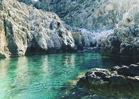 La presqu’île de l’Akrotiri en Crète. La calanque d'Avlaki (auteur Andy Leroyer). Cliquer pour agrandir l'image dans Panoramio (nouvel onglet).