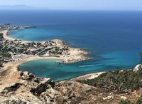 La presqu’île de l’Akrotiri en Crète. Stavros vu depuis la grotte de Lera (auteur Anna Sameryt). Cliquer pour agrandir l'image dans Panoramio (nouvel onglet).