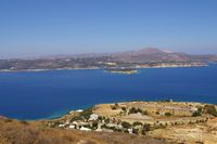 Le village de Souda en Crète. La forteresse ottomane d'Itzeddin vue depuis le fort d'Aptera (auteur Willem M.A.Bouw). Cliquer pour agrandir l'image dans Panoramio (nouvel onglet).