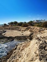 La ville d’Hersonissos en Crète. La carrière de pierre de l'ouest du cap Saint-Georges (auteur Alvydas Sasnauskas). Cliquer pour agrandir l'image dans Panoramio (nouvel onglet).