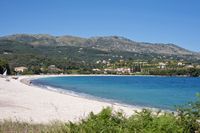 La ville de Kassiopi sur l’île de Corfou. La plage d'Avlaki (auteur Michael Sumerin). Cliquer pour agrandir l'image dans Panoramio (nouvel onglet).