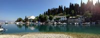 La ville de Kassiopi sur l’île de Corfou. Le port de Kouloura (auteur ashtray1951). Cliquer pour agrandir l'image dans Panoramio (nouvel onglet).