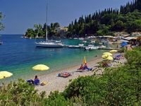 La ville de Kassiopi sur l’île de Corfou. La plage d'Agni (auteur Stefan Grujicic). Cliquer pour agrandir l'image dans Panoramio (nouvel onglet).