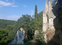 La ville de Lefkimi sur l’île de Corfou. Ruines du monastère d'Arkoudilas près du cap d'Asprokavos (auteur Giorgio Cosi). Cliquer pour agrandir l'image dans Panoramio (nouvel onglet).