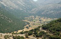 La ville de Sfakia en Crète. Le plateau d'Askyfou vu depuis Xylodema (auteur Onno Kaldenberg). Cliquer pour agrandir l'image dans Panoramio (nouvel onglet).