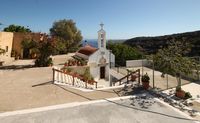 La côte nord de la commune de Sitia en Crète. Le monastère de Fanéroméni (auteur Maris Binde). Cliquer pour agrandir l'image dans Panoramio (nouvel onglet).