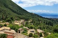 La ville d’Ypsos sur l’île de Corfou. Le village d'Agios Markos (auteur Alex Marek). Cliquer pour agrandir l'image dans Panoramio (nouvel onglet).