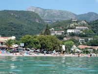 La ville d’Ypsos sur l’île de Corfou. Le village de Pyrgi (auteur Jorge Kollias). Cliquer pour agrandir l'image dans Panoramio (nouvel onglet).